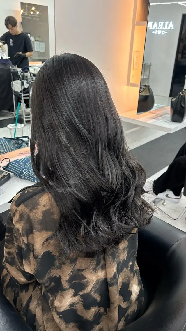 ロング カラー 黒髪 ブルーカラー ブルーブラック カット ヘアカラー saria [ALEAP]のヘアスタイル