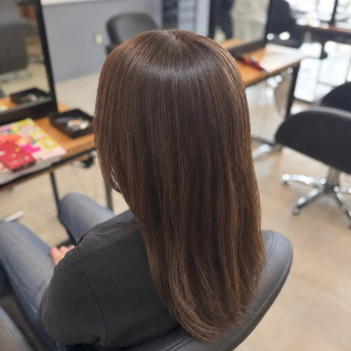 セミロング カラー 栗林 萌香のヘアスタイル