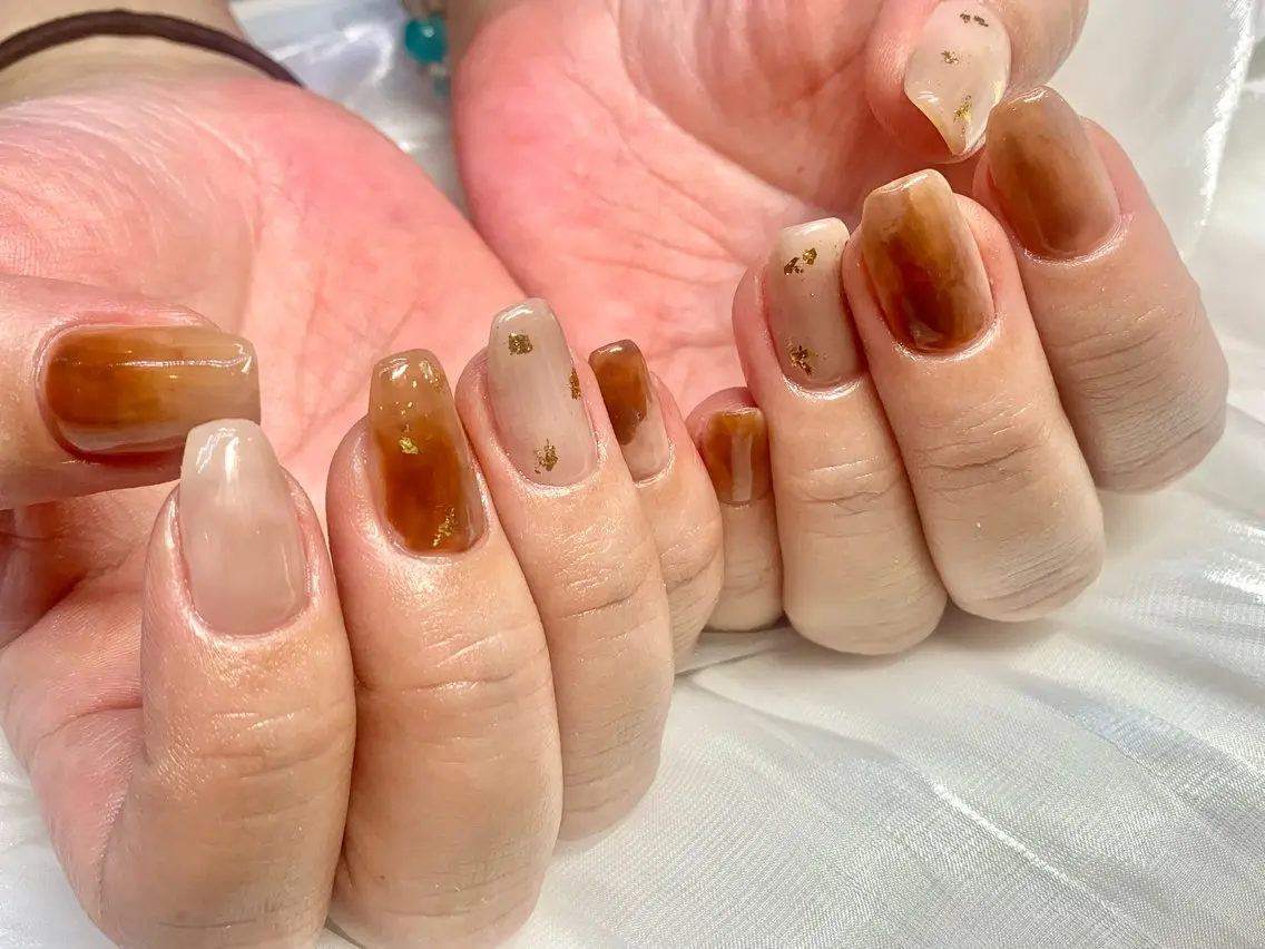ネイル べっ甲ネイル ニュアンスネイル ぱく うんひのネイルデザイン