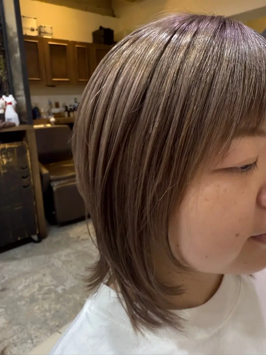 カラー ベージュカラー ブリーチ カット ヘアカラー 高橋 葵のヘアスタイル