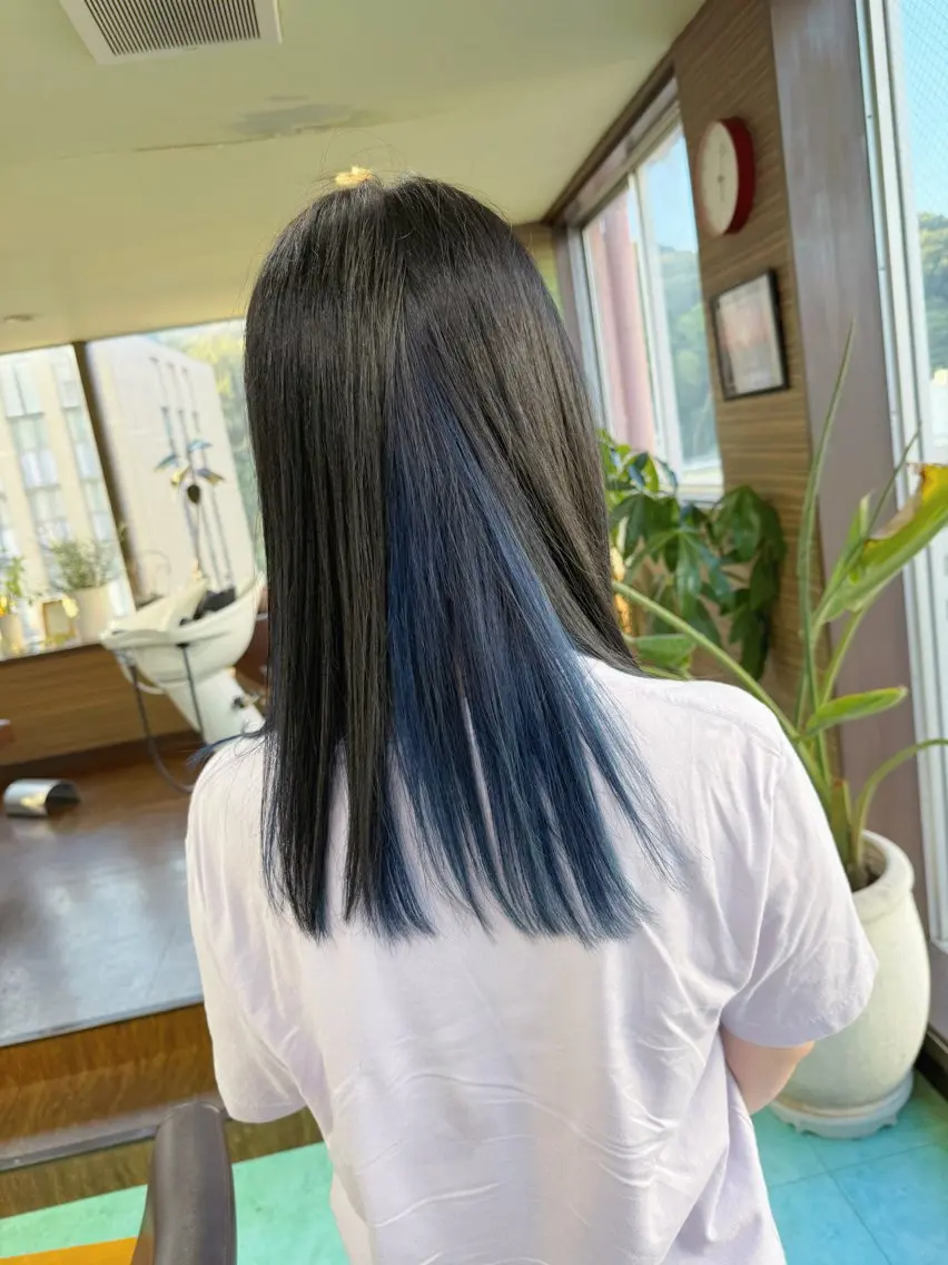 セミロング カラー 黒髪 ブルーカラー インナーカラー ヘアカラー 土居 正季のヘアスタイル