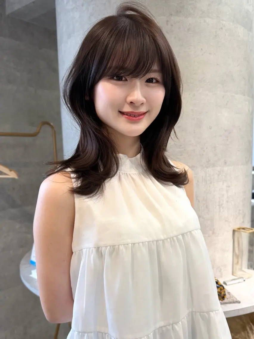 ミディアム くびれヘア ハッシュカット 韓国風ヘア レイヤーカット シースルーバング カット ヘアカラー トリートメント 新宿/韓国レイヤー/ 顔まわり透明感カラーのヘアスタイル
