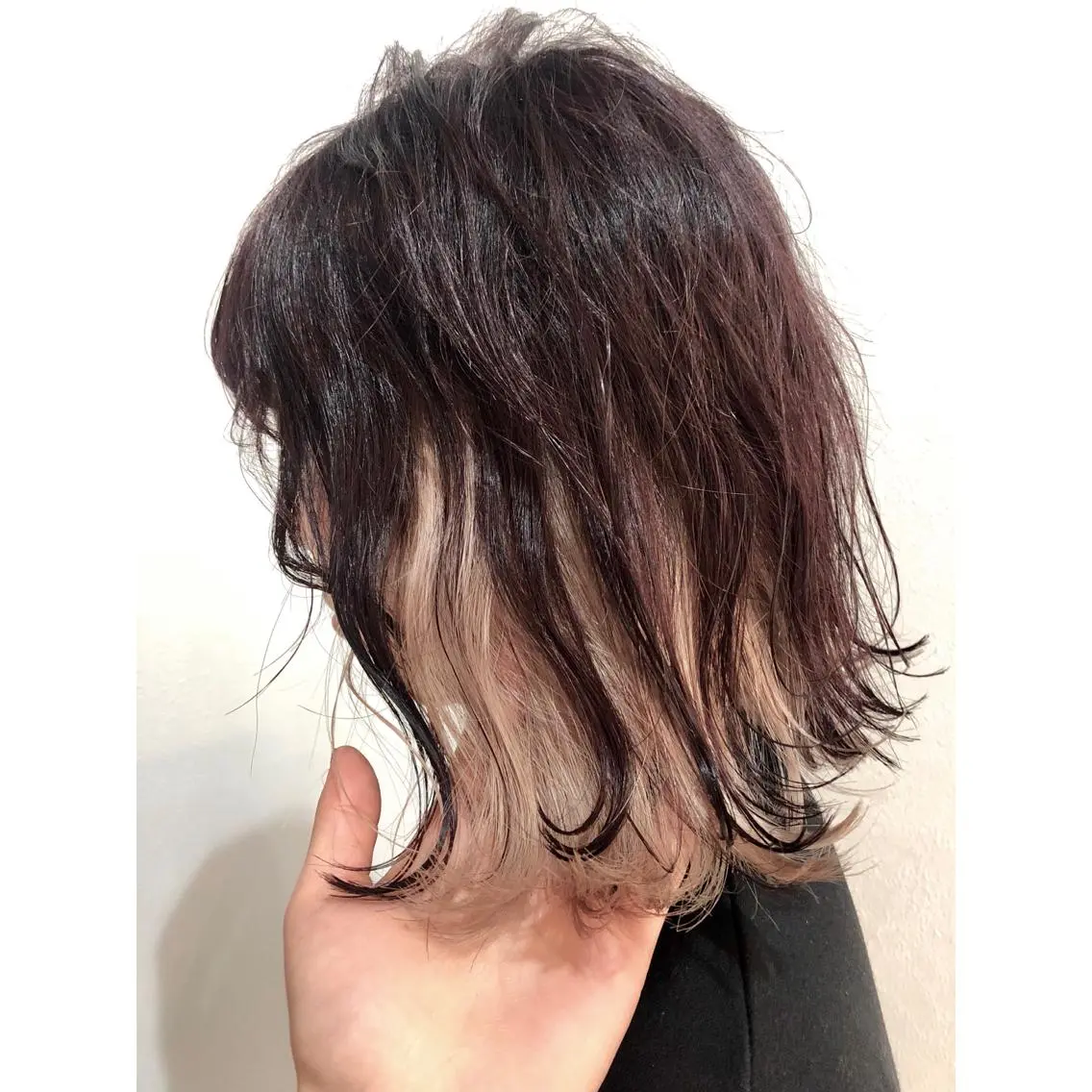 ミディアム カラー ブロンド ホワイトブロンド 岩田 萌那のヘアスタイル