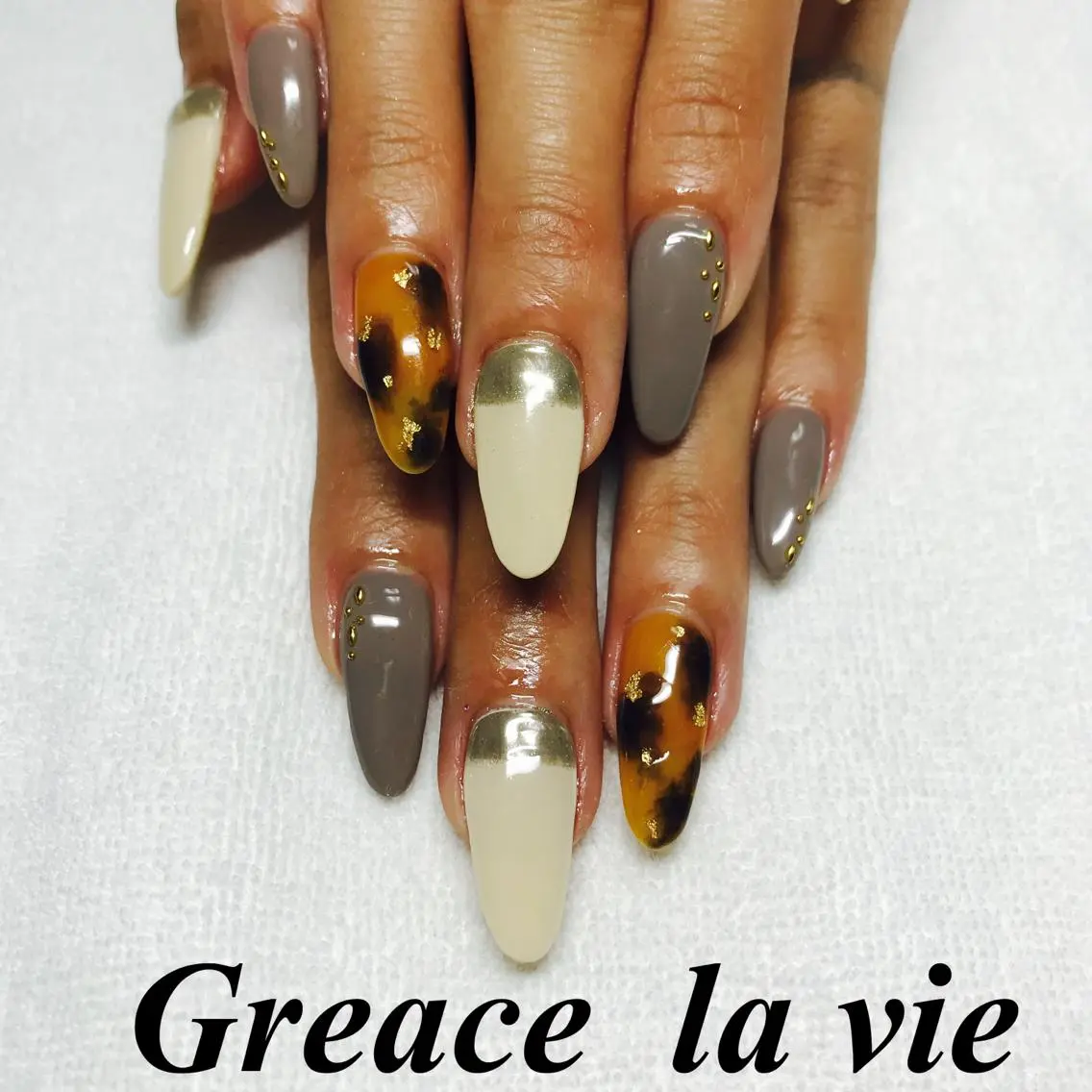 ロング カラー パーマ ヘアアレンジ キッズ ネイル マツエク・マツパ べっ甲ネイル カジュアル Greace  la vieのネイルデザイン