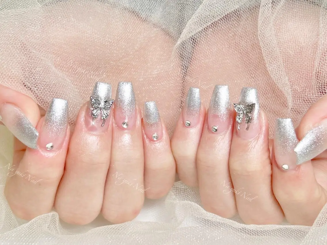 ネイル 🦋 Queenieのネイルデザイン