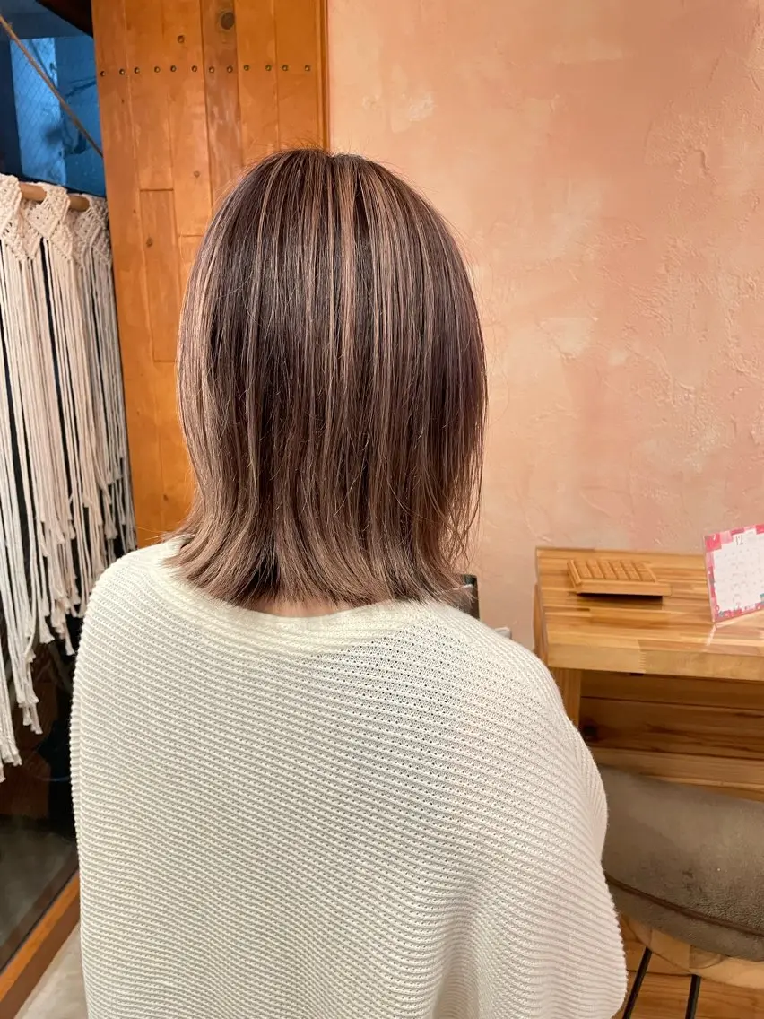 カット+シャドールーツ(バレイヤージュ)の写真