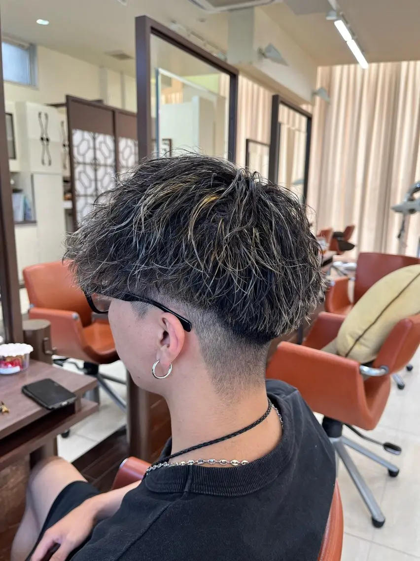 ショート パーマ メンズ メンズハイライト マッシュ メンズパーマ ツイストスパイラルパーマ 刈り上げ 🧊メンズ特化🧊 高木航希のヘアスタイル