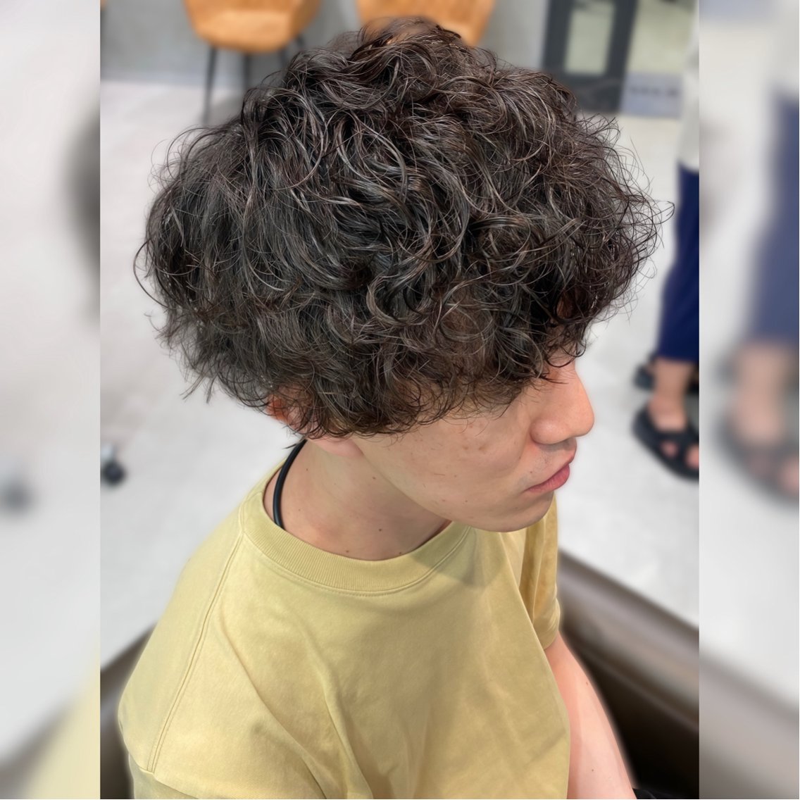 ミディアム パーマ メンズ ミディアムパーマ メンズバレイヤージュ メンズハイライト メンズパーマ くせ毛 カット パーマ メンズショート/ センターパート/片山のヘアスタイル
