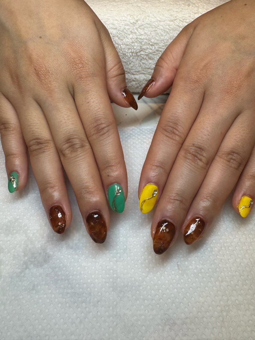 ネイル べっ甲ネイル カレン izmonnailのネイルデザイン