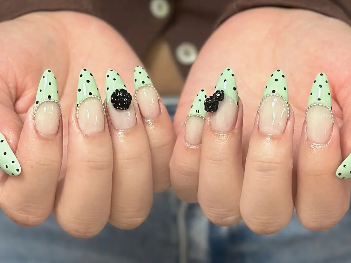 ネイル アートネイル オーロラネイル チークネイル フレンチネイル ガラスフレンチ 🎀YooLi Nail salonのネイルデザイン