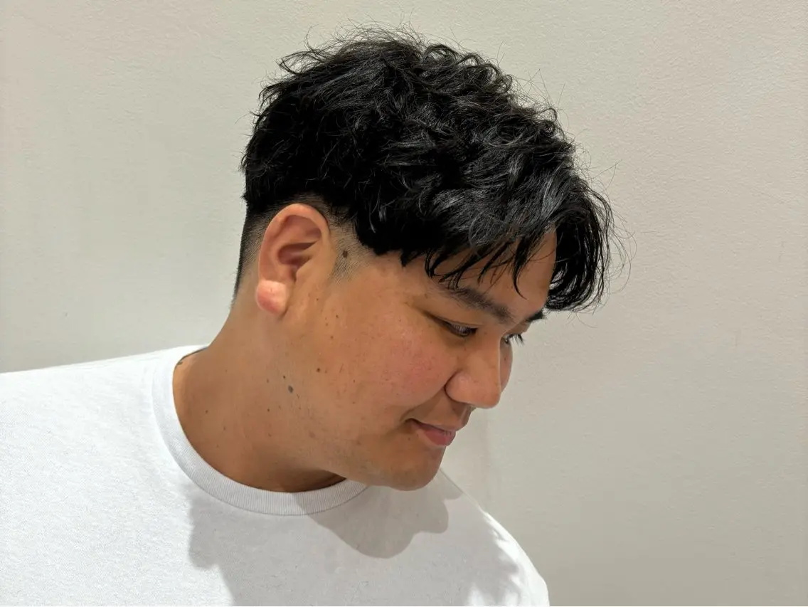 パーマ メンズ センターパート メンズパーマ スパイラルパーマ カット パーマ トリートメント 下村 琉弥のヘアスタイル