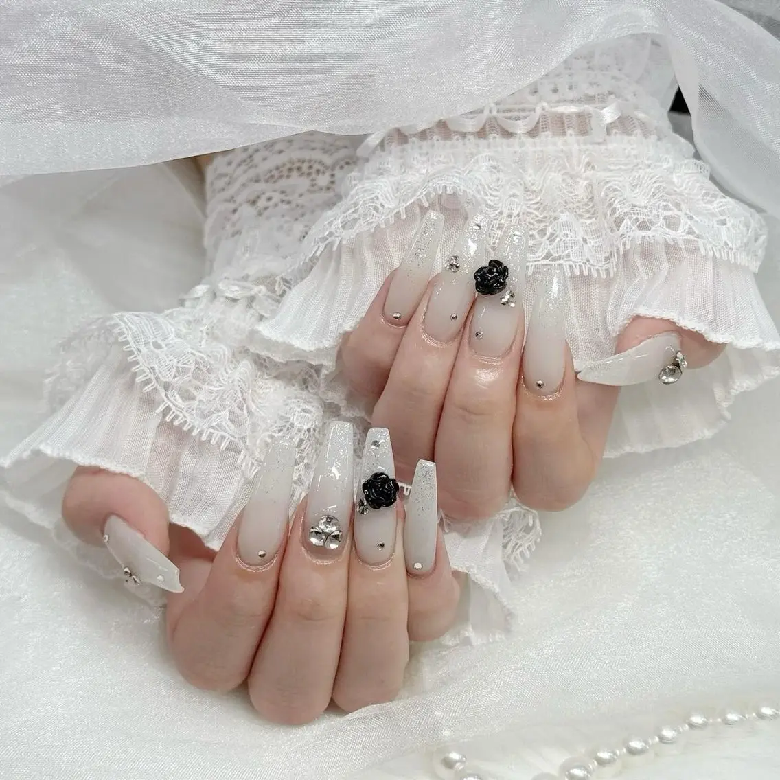 ネイル 長さ出し キラキラネイル 韓国ネイル ロングネイル ワンホンネイル ハンドネイル Josie nail salonのネイルデザイン