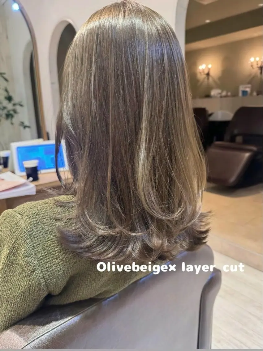 セミロング カラー ベージュカラー グレージュ オリーブベージュ オリーブグレージュ オリーブグレー カット ヘアカラー トリートメント レイヤーカット、 大人可愛い　中村美羅のヘアスタイル