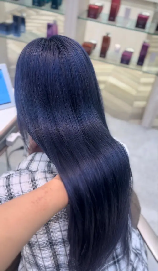 ロング カラー ブリーチ ブルーカラー 𝑴𝑰𝑨🎀赤髪 /ピンク/髪質改善のヘアスタイル