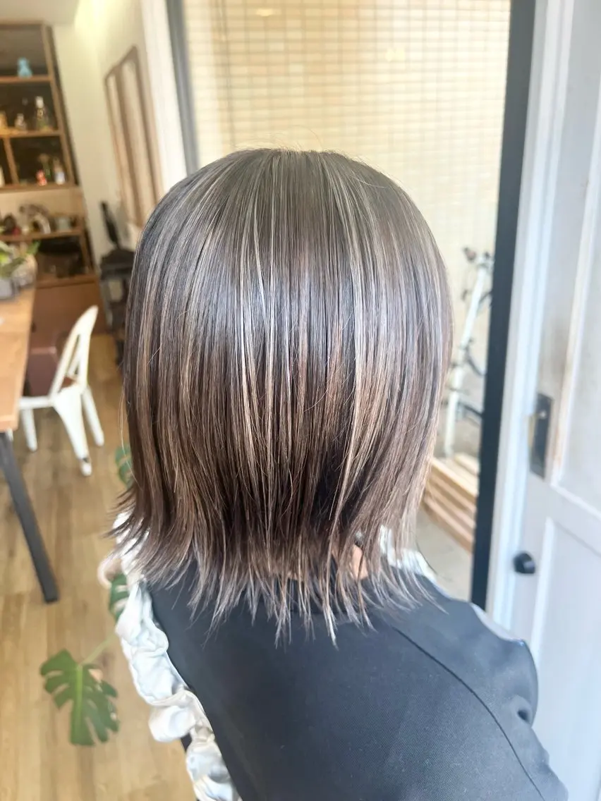 カラー グレージュ ハイライトカラー ヘアカラー トリートメント 堀 望美のヘアスタイル