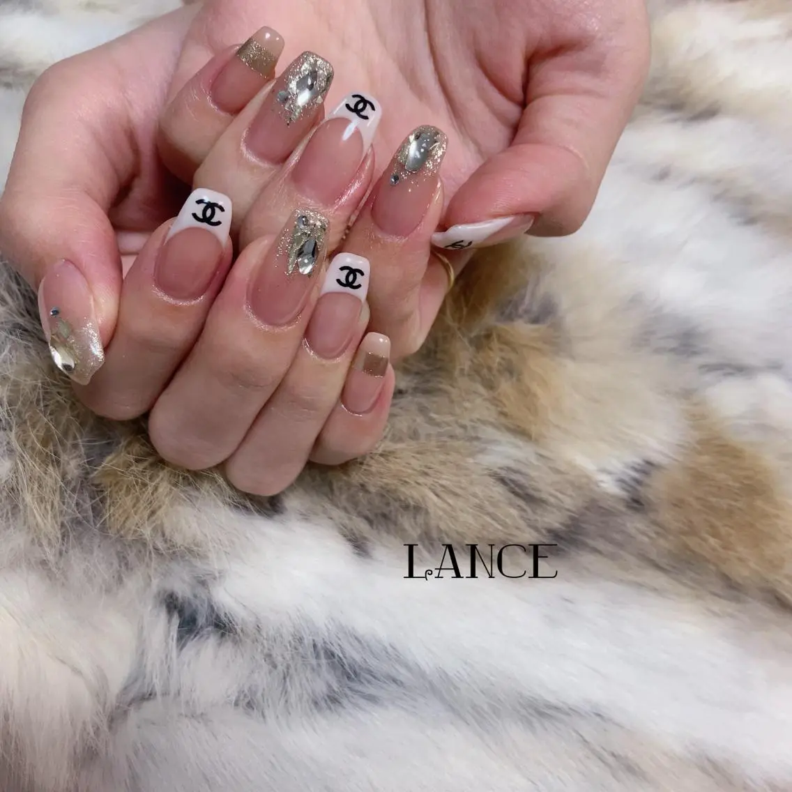 ミディアム ネイル オーロラネイル フレンチネイル ワンホンネイル 冬ネイル Lance nailのネイルデザイン