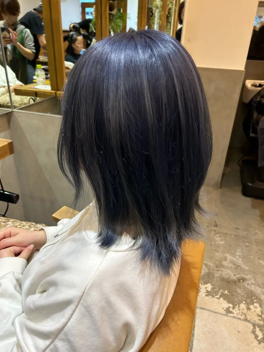 カラー 透明感カラー ネイビーカラー 若狭 彩花のヘアスタイル