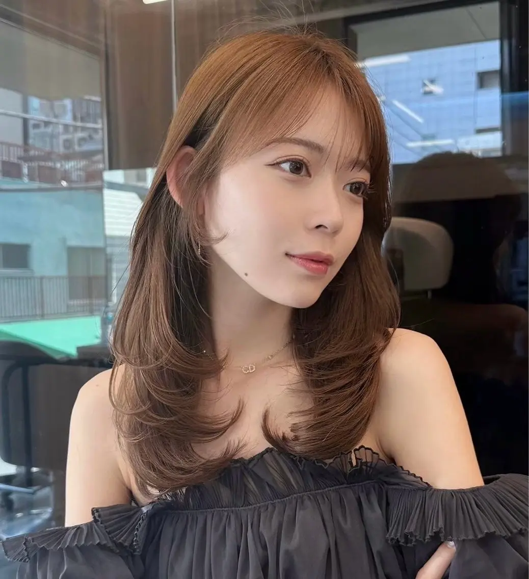 セミロング 伊藤 莉奈　韓国ヘアのヘアスタイル