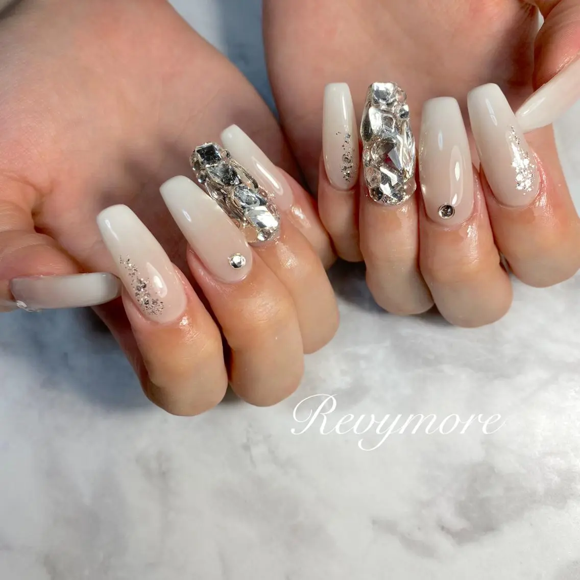 ミディアム ネイル 韓国風ヘア ジェルネイル キラキラネイル 韓国ネイル ニュアンスネイル nail salon Revymoreのネイルデザイン