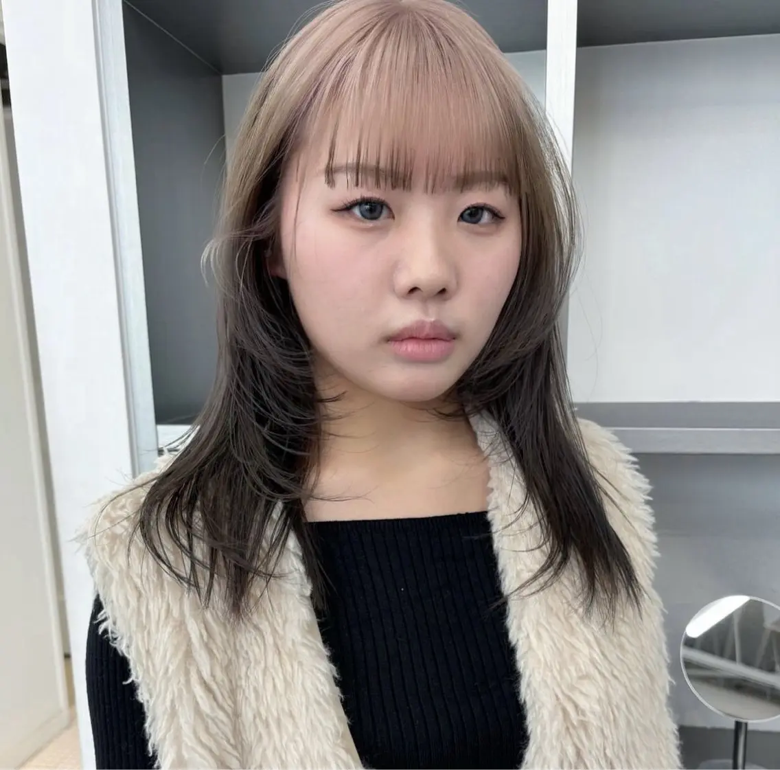 ミディアム カラー ヘアアレンジ 黒髪 デザインカラー ヘアカラー トリートメント 🎨ハイトーン/ 切りっぱなし みつきのヘアスタイル
