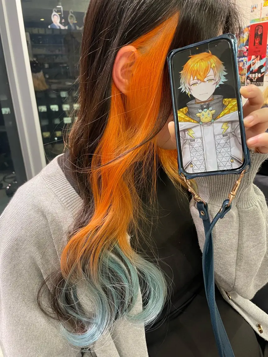 セミロング カラー インナーカラー オレンジ カット ヘアカラー インナーカラー 推し ブリーチ  髪質改善のヘアスタイル