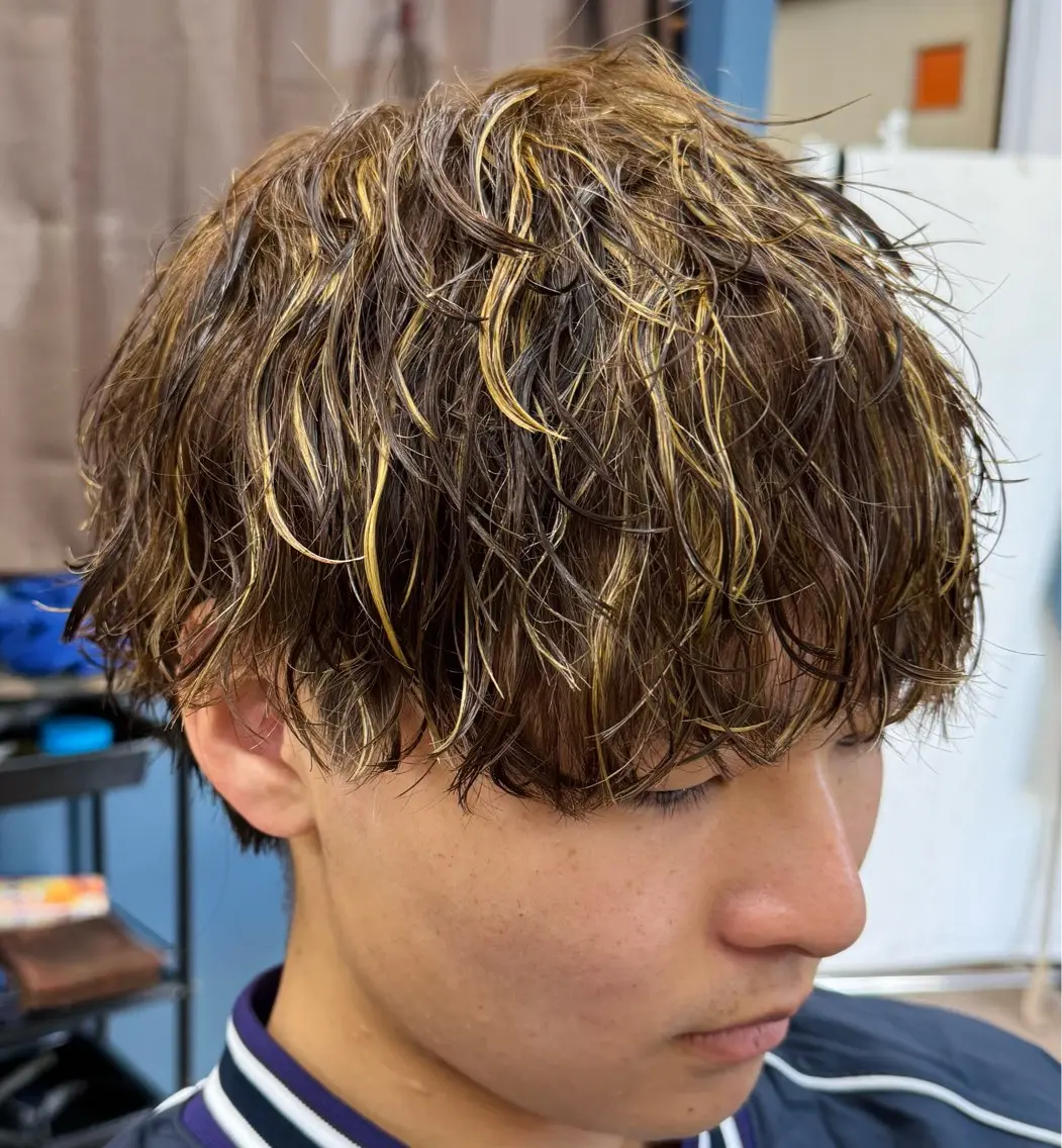 ミディアム メンズ メンズハイライト 波巻きパーマ ハイライト 焼津メンズパーマ特化 大石雄生のヘアスタイル
