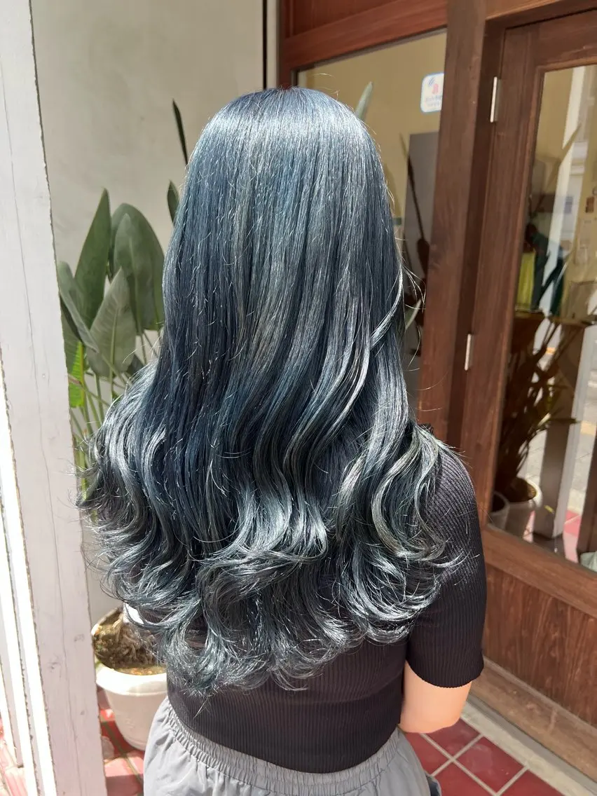 ロング カラー アディクシーカラー ブルーカラー グレージュ ロング トリートメント ブリーチカラー🦖 岡部木乃夏のヘアスタイル