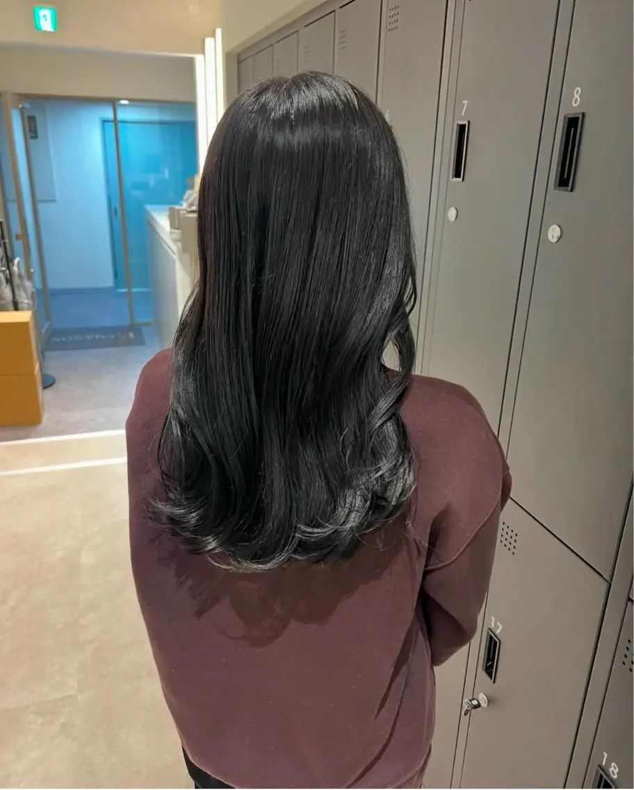 セミロング カラー ヘアアレンジ ブルーカラー 透明感カラー 暗髪カラー🫐パーマ おくだりんかのヘアスタイル