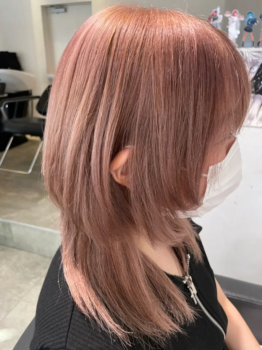 セミロング カラー ヘアカラー トリートメント インナーカラー 推し ブリーチ 髪質改善のヘアスタイル
