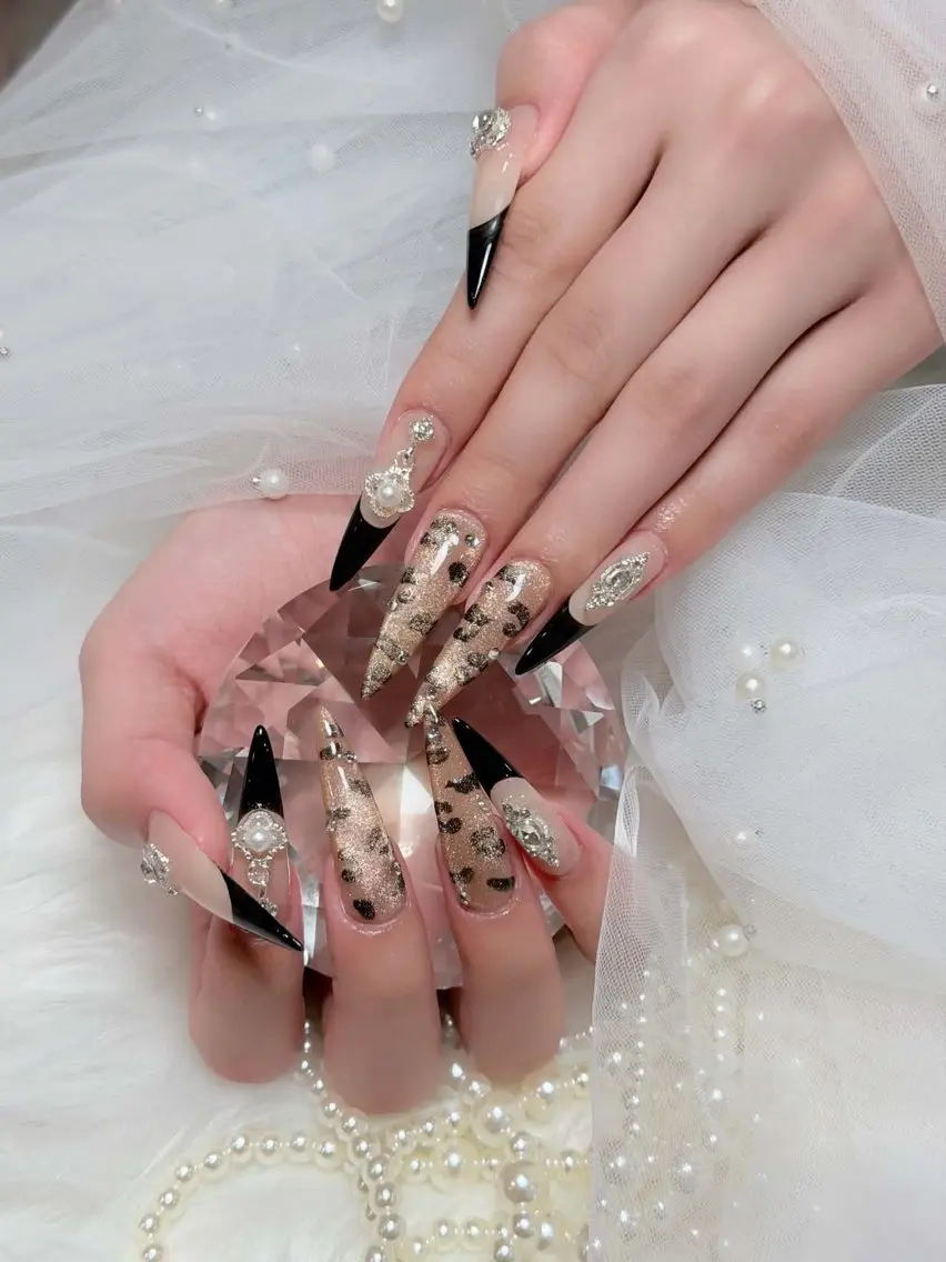 ネイル クリアネイル ドット フラッシュネイル フレンチネイル マグネットネイル ハンドネイル ハンドケア Aria Nail Beautyのネイルデザイン