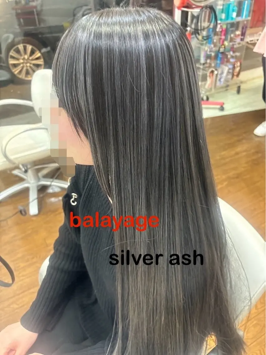 ロング カラー アッシュ バレイヤージュ シルバー シルバーアッシュ レイヤーカット ヘアカラー GLAD 萩原のヘアスタイル