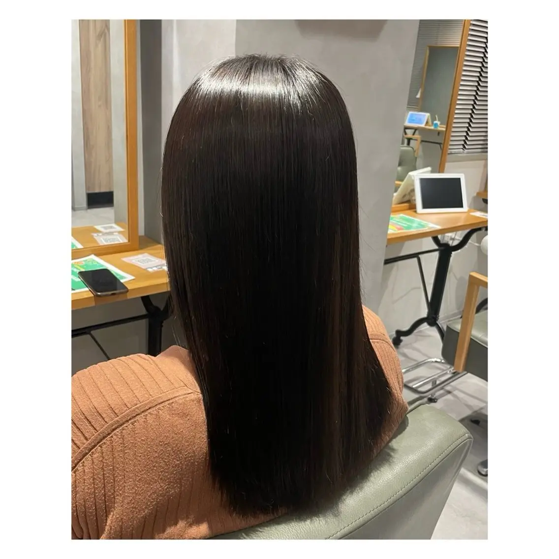 セミロング カラー 石橋 咲のヘアスタイル