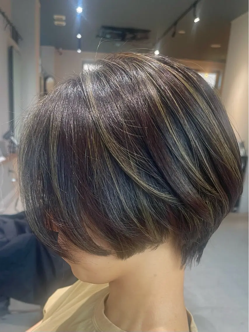 ショート カラー ハイライトカラー ハイライト カット ヘアカラー ⭕️白髪のお悩み 解決します⭕️のヘアスタイル