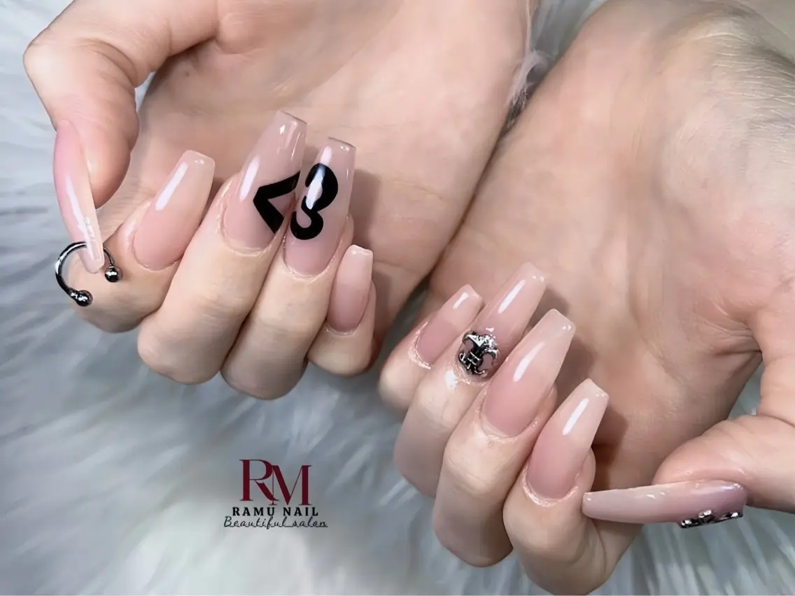 ネイル キラキラネイル マグネットネイル ミラーネイル ピンク ワンホンネイル ハンドネイル RAMU Nail 恵比寿店のネイルデザイン