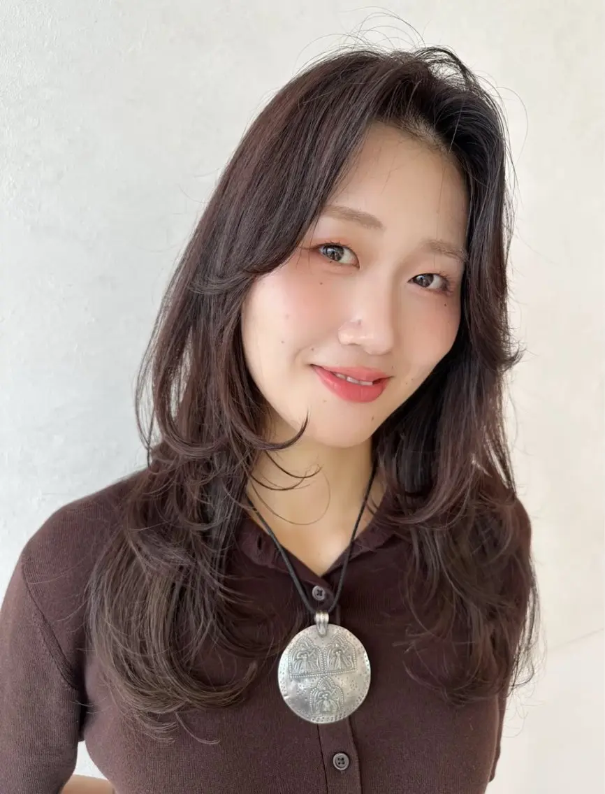 ロング ハイレイヤー レイヤーカット カット ヘアカラー トリートメント 月曜日空きあり‼️ 艶々カラー🩷のヘアスタイル
