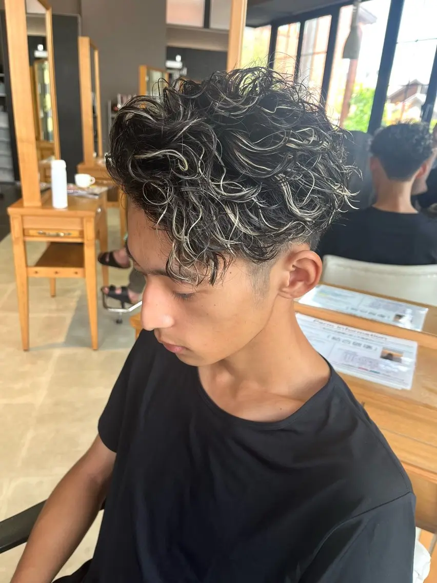 ショート カラー パーマ メンズ メンズブリーチ メンズメッシュ メンズパーマ ブリーチ ケアブリーチ カット ヘアカラー パーマ メンズ特化✨パーマス タイル大得意安田海斗のヘアスタイル