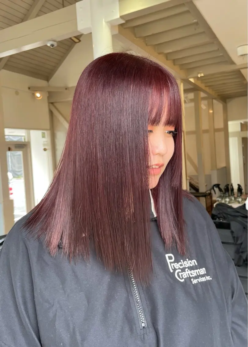 セミロング moe🥣レイヤー カット/透明感カラーのヘアスタイル