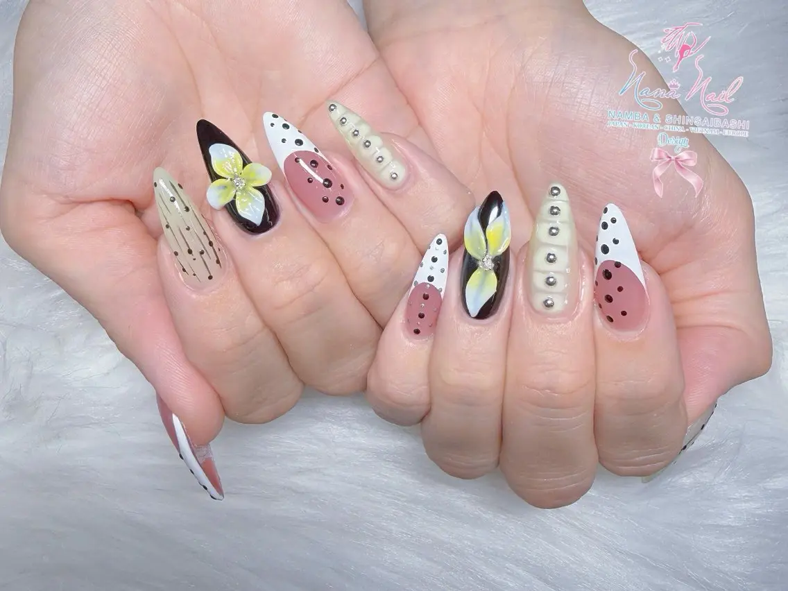 セミロング ハンドネイル Linanail Nambaのマツエク・マツパデザイン