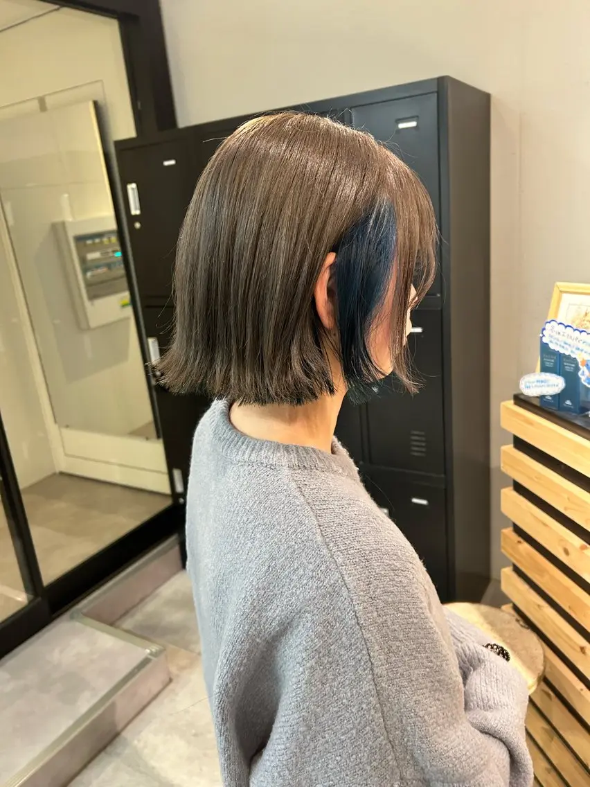 ミディアム カラー ブリーチ ブルーカラー グレージュ ヘアカラー トリートメント ウルフカット レイヤーカット上柿のヘアスタイル