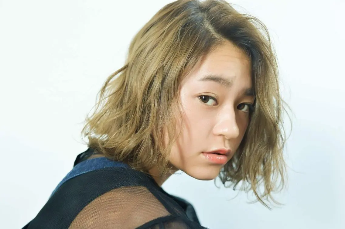 ミディアム カラー 三好 麻美のヘアスタイル