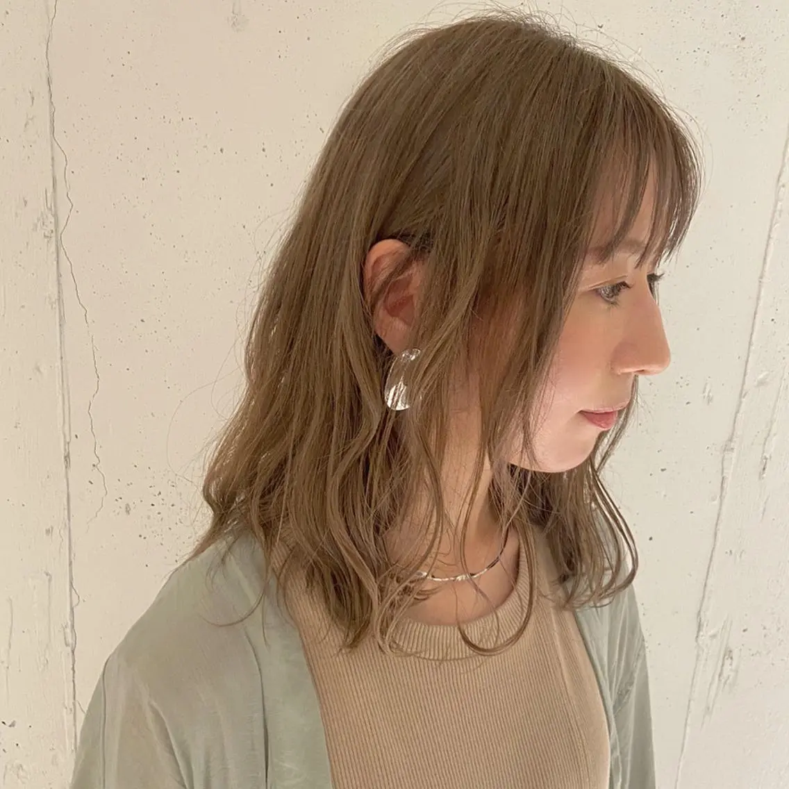 ミディアム カラー ベージュカラー カジュアルを女っぽく 𝗮𝘆𝗮𝗰𝗼のヘアスタイル