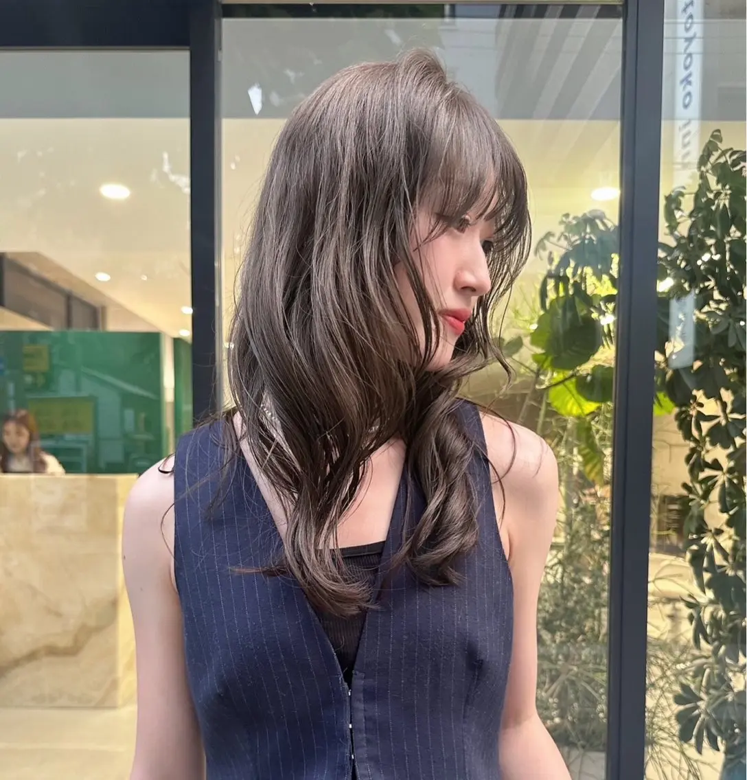 セミロング カラー ベージュカラー ブリーチ ダブルカラー ブリーチなしカラー オリーブベージュ カット ヘアカラー トリートメント ハイトーン/透け感 カラー🎀真香のヘアスタイル