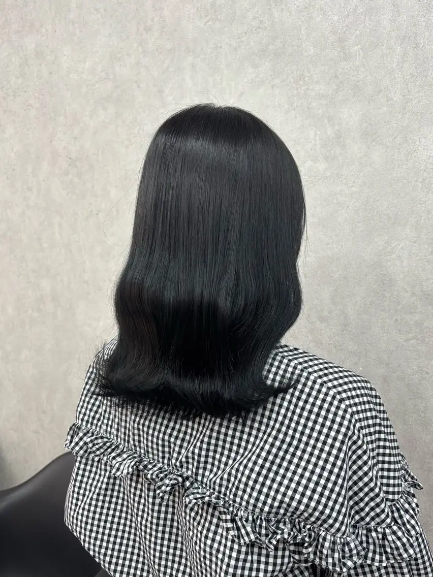 セミロング カラー 黒髪 ブルーカラー ブルーブラック ヘアカラー トリートメント 倉澤 愛理のヘアスタイル