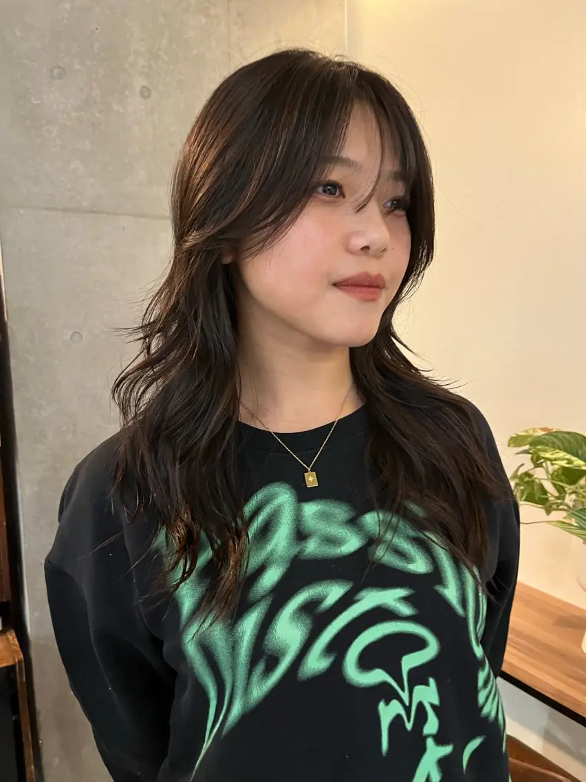 ロング 顔まわりレイヤー レイヤーカット ロング ウルフカット ウルフレイヤー カット トリートメント レイヤーカット\ウル フ chinatsuのヘアスタイル
