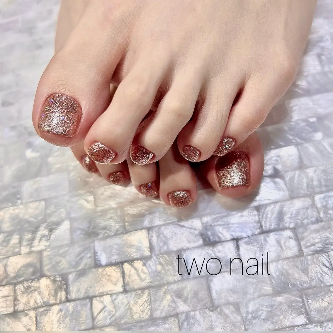 ネイル オーロラネイル キラキラネイル ネイルチップ ホワイト フットネイル two nailのネイルデザイン