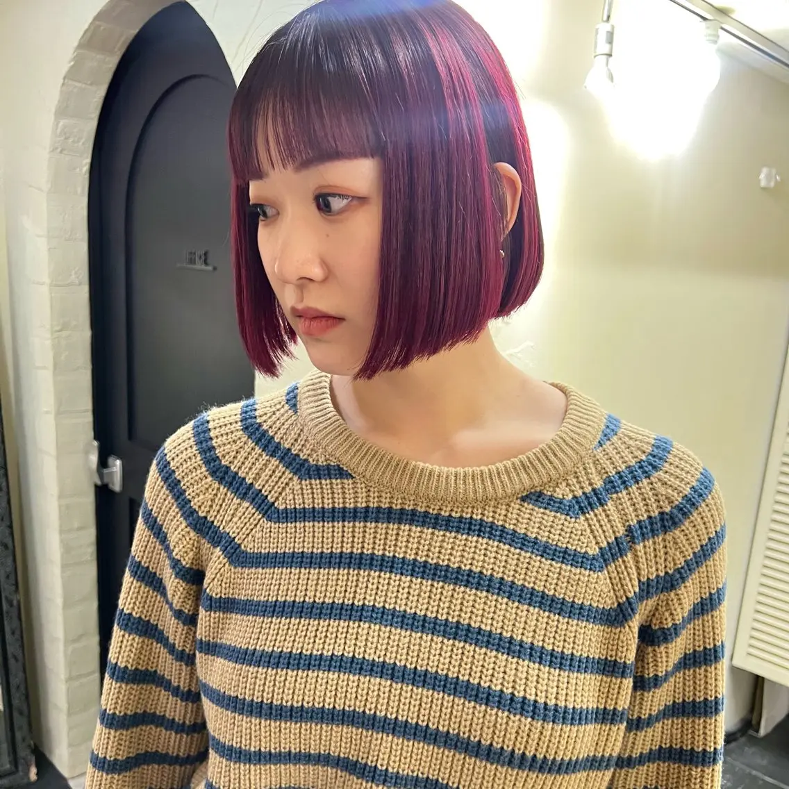 ショート カラー ブリーチ ボルドーカラー レッドカラー ボブ 大久保 佳那のヘアスタイル