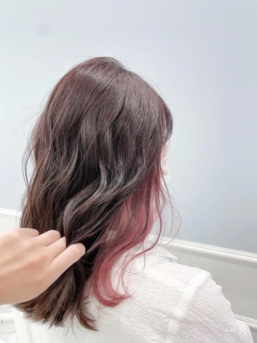【チラッと見えてオシャレ】カット+インナーカラーの写真