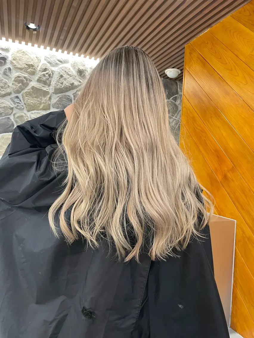 ロング レイヤーカット 🦋MAHO🦋 デザインカラーのヘアスタイル