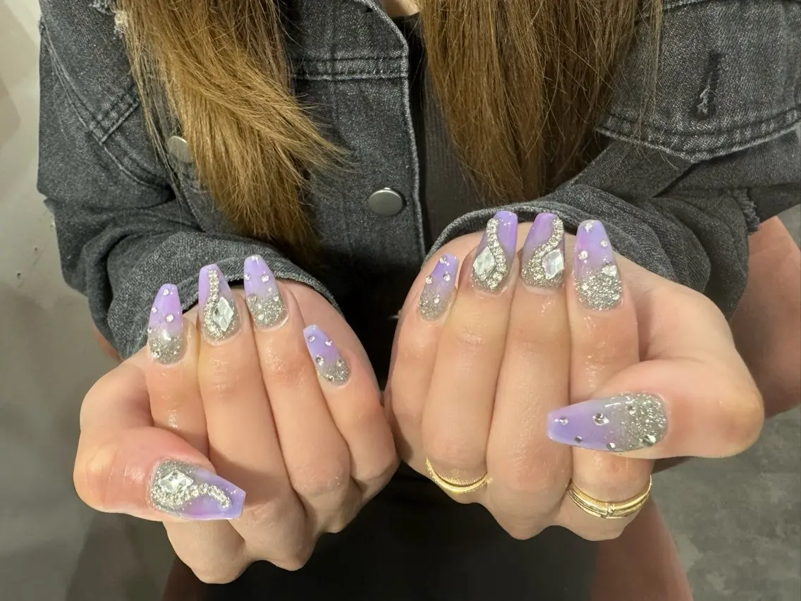 ネイル LAVISH 大和店 emi・:*+のネイルデザイン