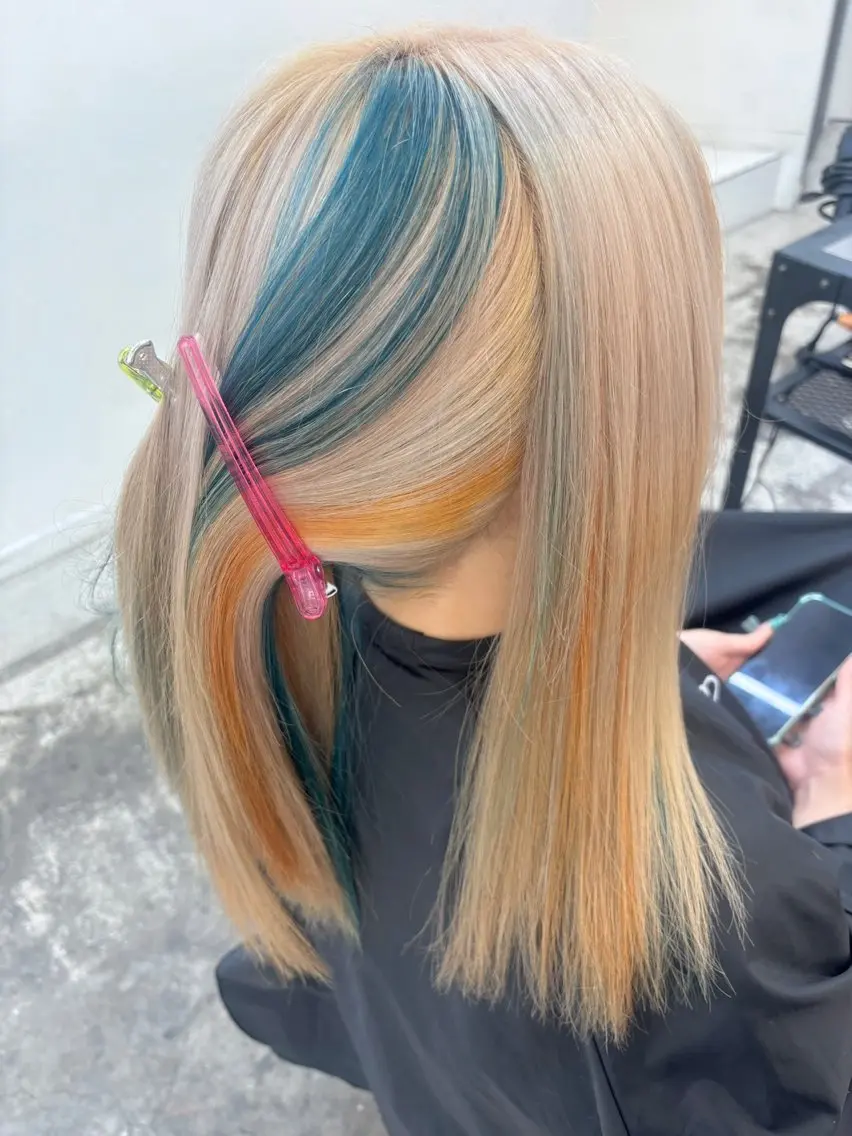 ミディアム カラー ヘアアレンジ デザインカラー ヘアカラー トリートメント 🎨ハイトーン/ 切りっぱなし みつきのヘアスタイル